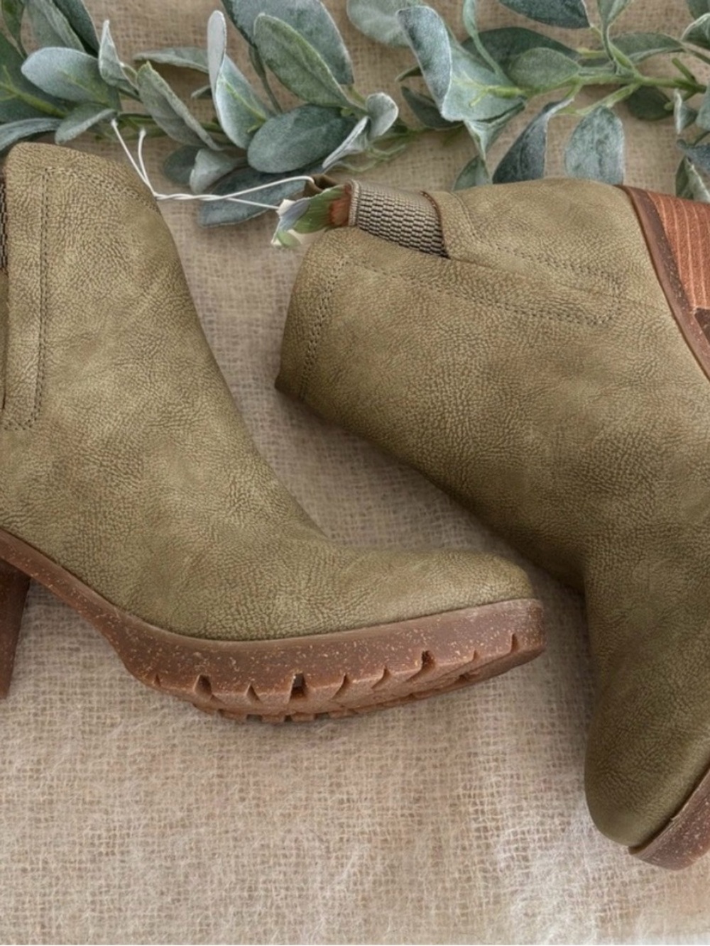 Korks Elsie lug sole bootie in Green Nubuck women size 10 M